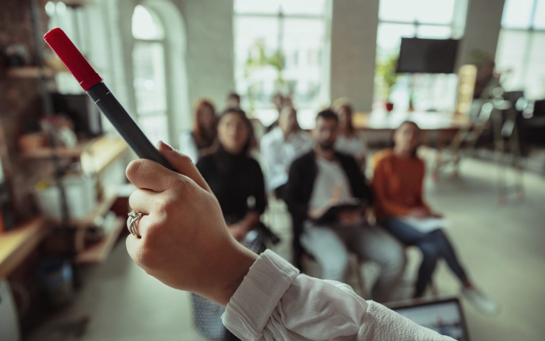 Diferencias entre un Dossier Corporativo y un Pitch Deck: ¿Cuál necesitas para tu negocio?